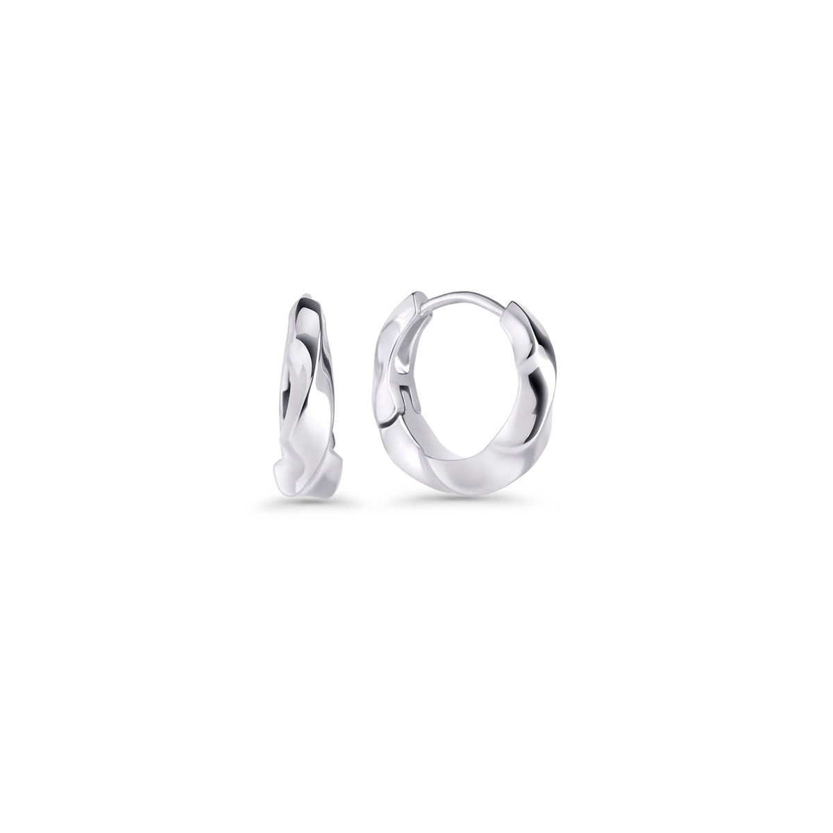 Polished silver huggie hoop earrings with a twisted braid design on a white background. Nickel-free, waterproof & tarnish-resistant stainless steel earrings for sensitive skin, minimalist luxury jewelry by Mia Bijoux Canada.
Boucles d'oreilles anneaux argentées polies au design torsadé sur fond blanc. Boucles d'oreilles en acier inoxydable sans nickel, résistantes à l'eau et anti-ternissement pour peaux sensibles, bijouterie de luxe minimaliste par Mia Bijoux Canada.